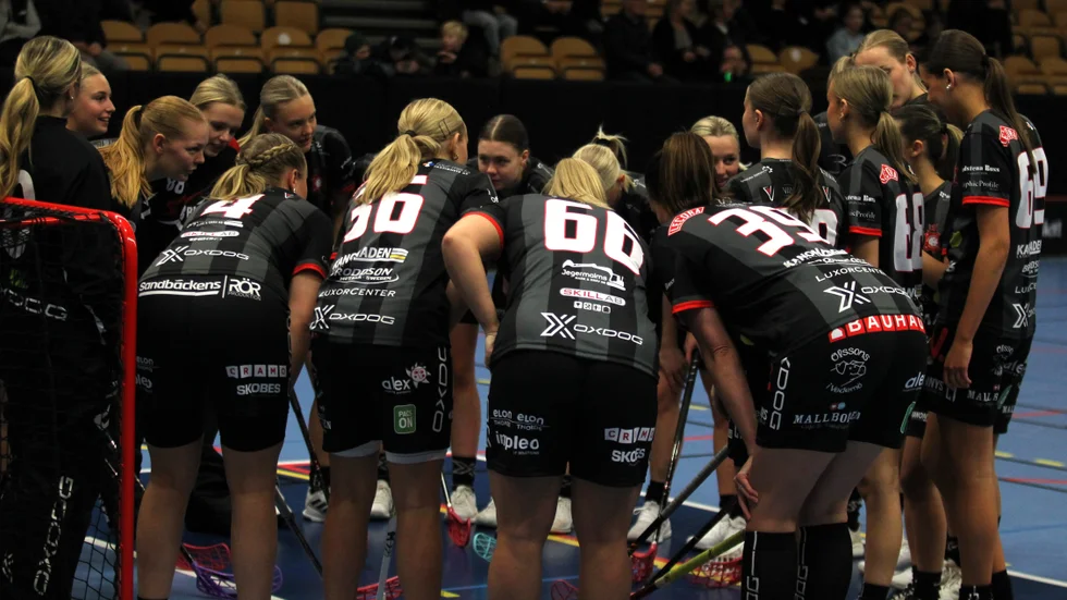 Solfjäderstadens damlag, här en bild från en tidigare match, startade 2024 med förlust på söndagen.