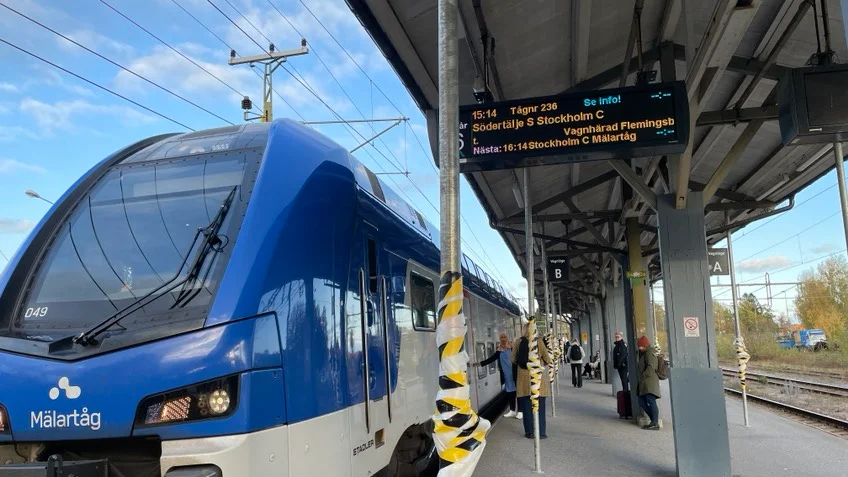 Från kvart över tre på torsdagseftermiddagen står tågen stilla på sträckan Nyköping-Södertälje på grund av en olycka.