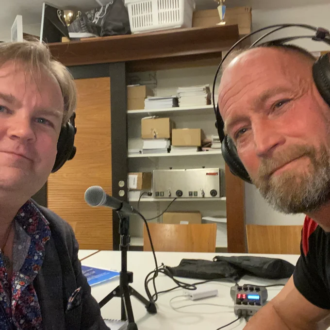 Radiosnack. Dennis Gustafsson är tillbaka i bandyn som tränare/coach i allsvenska Örebro SK och han känner sig hemma. Sportsnack handlar om den bandysäsong som har premiär i helgen i de högsta serierna.
