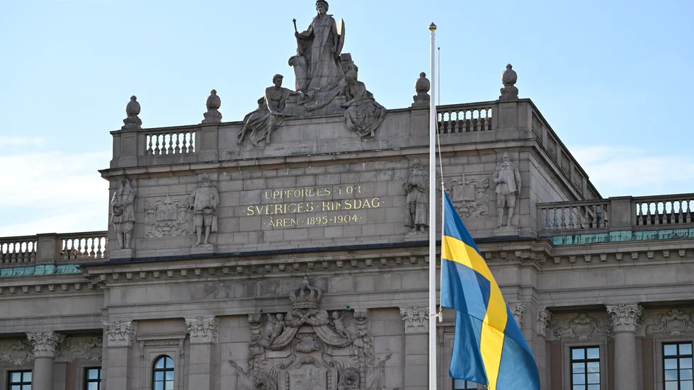 Riksdagen flaggade på halv stång under minnesstunden på tisdagen för att hedra offren i terrordådet i Bryssel.