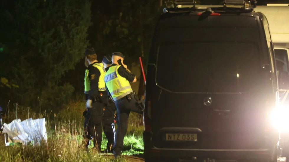 En man och en kvinna kunde gripas under en polisinsats i Björklinge under tisdagskvällen. På torsdagen begärdes de häktade. 