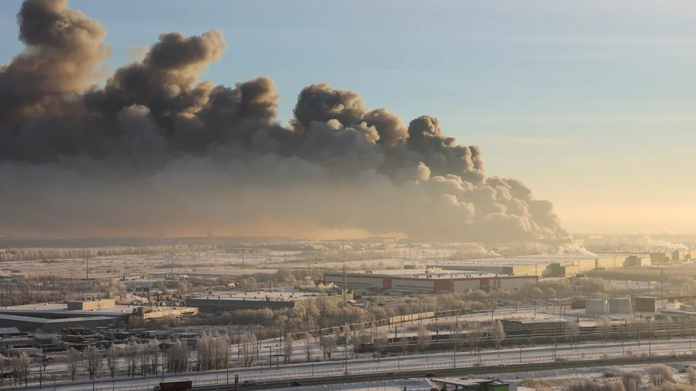 Rök stiger från lagerbranden i Sankt Petersburg.