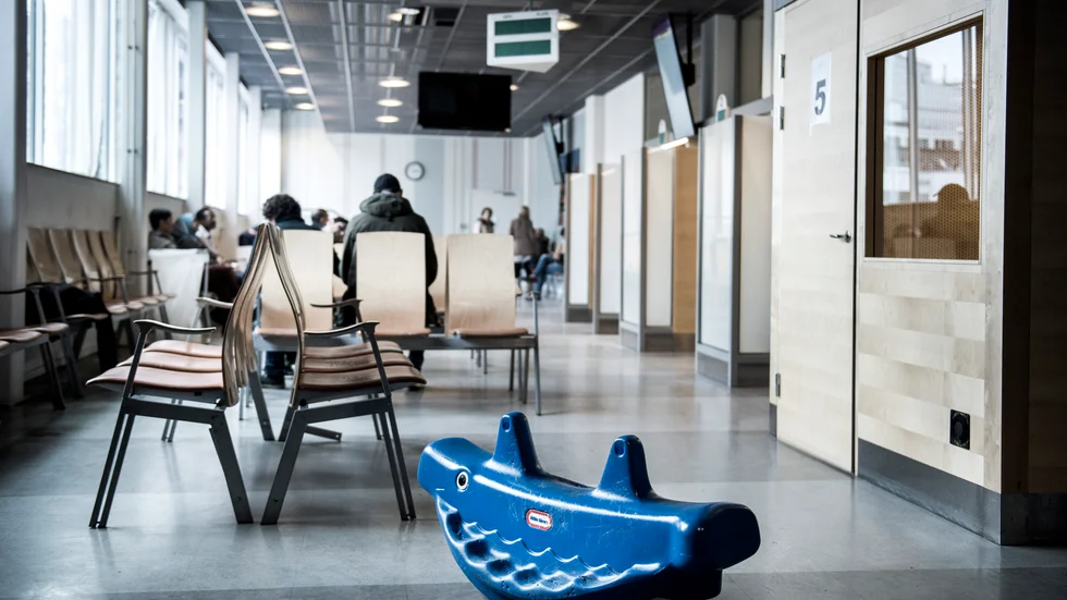 Att S kritiserar sina politiska motståndare för att Sverige tagit emot så många invandrare, är ett sätt att förfalska historien, menar ledarskribenten som nu vill ha en förklaring från de lokala partiföreträdarna.