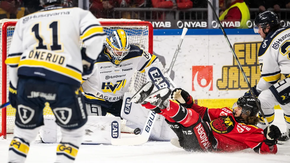 Adam Brodecki var nära att näta i sitt andra byte för Luleå Hockey, men domarna valde att döma bort.
