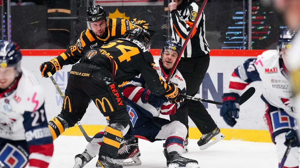 Skellefteå AIK:s backstjärna Jonathan Pudas i en närkamp med LHC:s Lance Bouma i lördagens SHL-drabbning. Den senare är nu anmäld till disciplinnämnden.