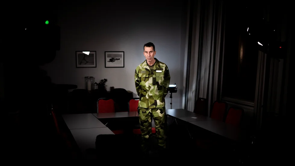ÖB Micael Bydéns uppgift är att leda det militära försvaret, men totalförsvaret är mer än så.