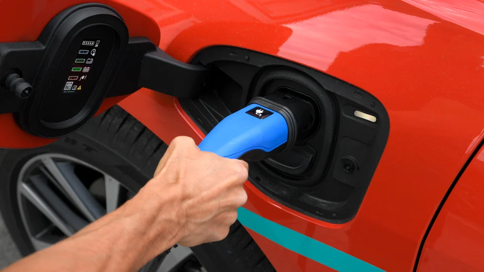 Hur snabbt det går att ladda elbilens batteri beror på hur många kilowatt du kan pumpa in i sladden. Genrebilden är tagen i ett annat sammanhang.