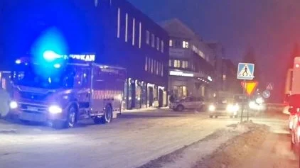 Räddningstjänsten är på plats med flera enheter.