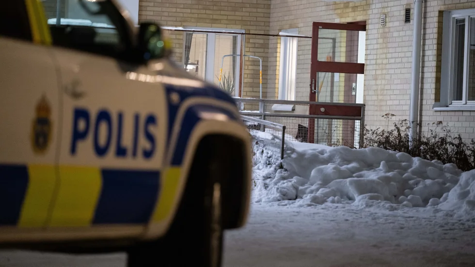 Både den åtalade mannen och en av grannarna ringde SOS alarm samtidgt. Målsägandebiträdet Jonas Westerlund påpekar att om det stämmer att den åtalade öppnat dörren flera gånger eller ens hållit koll genom titthålet skulle han sett grannen som försökte rädda livet på honom.