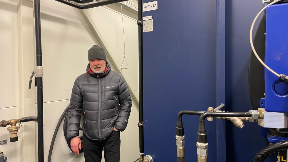 Ulf Hedqvist, affärsområdeschef på Skellefteå Kraft, visar runt i en av deras sex oljeanläggningar i Skellefteområdet.