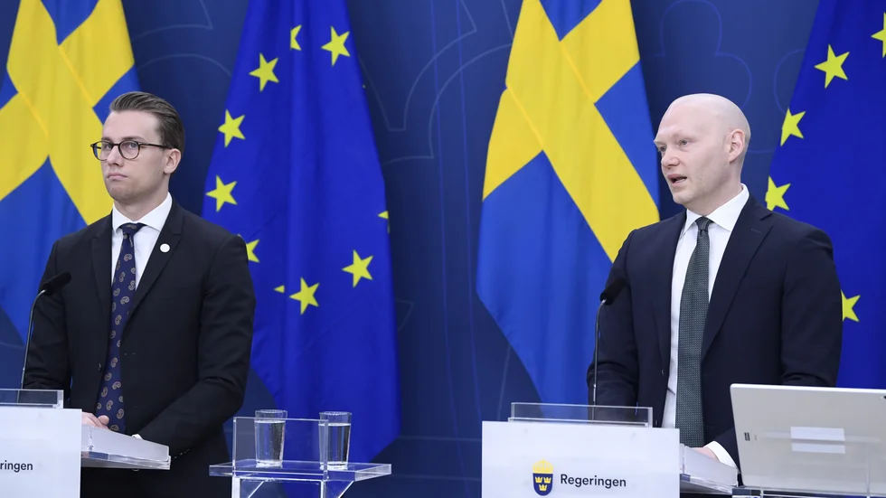 Finansmarknadsminister Niklas Wykman( M) vill få utrett hur betalningen med kontanter ska tryggas, speciellt för utsatta grupper.