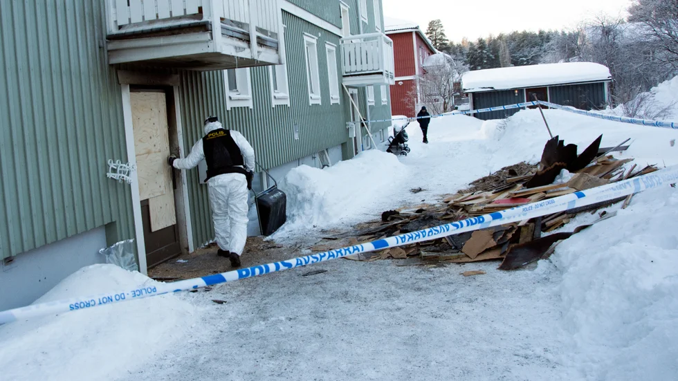 Polisens tekniker var på onsdagsförmiddagen på plats vid det flerfamiljshus där det brann. 