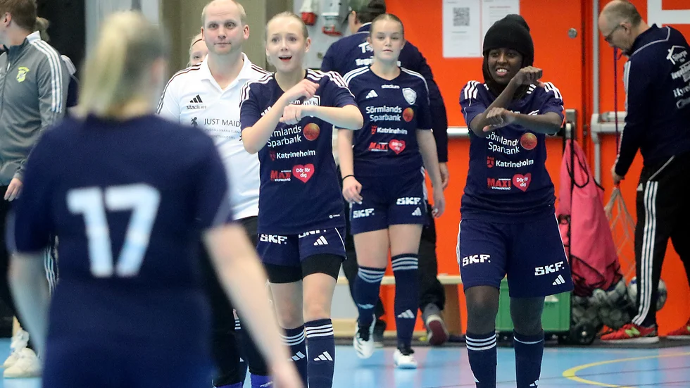Glädje efter segern mot Rönninge Salem: Joel Brodén, Ebba Ljunggren Heurlén, Olivia Malmsten och Maryam Muhamed Ali.