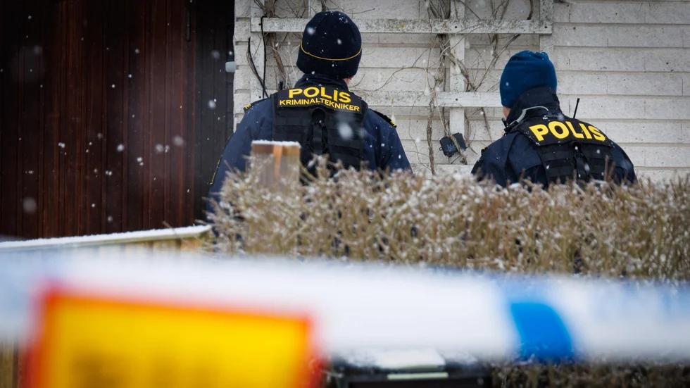 På lördagsmorgonen fick polisen larm om att det avlossats skott i ett villaområde i Mjölby. 