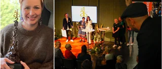 Tina fick ta emot Årets bok 2023 på Bokmässan i Göteborg
