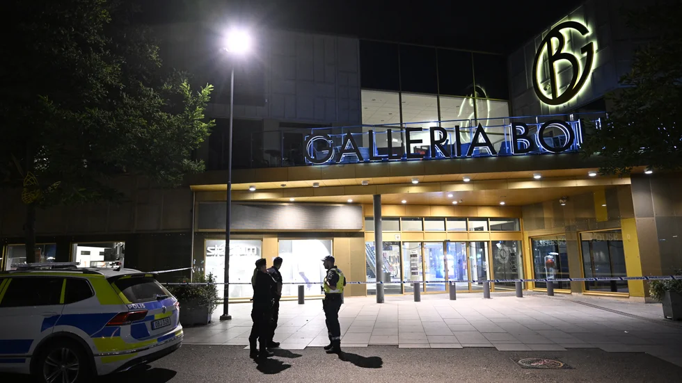 Polis på plats på Östra Boulevarden i Kristianstad efter att en person i övre tonåren hittats knivskuren.