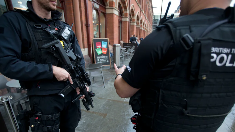 Beväpnade poliser utanför Londonstationen St Pancras. Arkivbild.