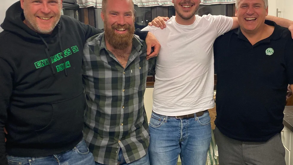 Firade seriesegern. Fortsätter som tränare. Rutinerade ledargardet med målvaktstränaren Henrik Johansson, huvudtränaren Henrik Norrström, assisterande tränare Markus Karlsson och sportchefen Pelle Johansson var så här glada när förstaplatsen var säkrad. Nu byggs den nya truppen, där Norrström/Karlsson på söndagskvällen förklarade att de har gjort klart för att satsa vidare med A-truppen.