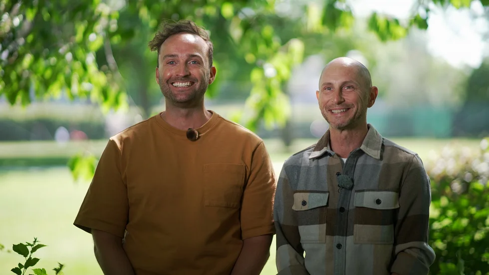Martin Isaksson och Fredrik Eriksson är båda födda och uppvuxna i Mjölby, men träffades i Göteborg. Paret syntes nyligen i tv-rutan, som ett av de deltagande paren i programmet "Husköp i blindo".