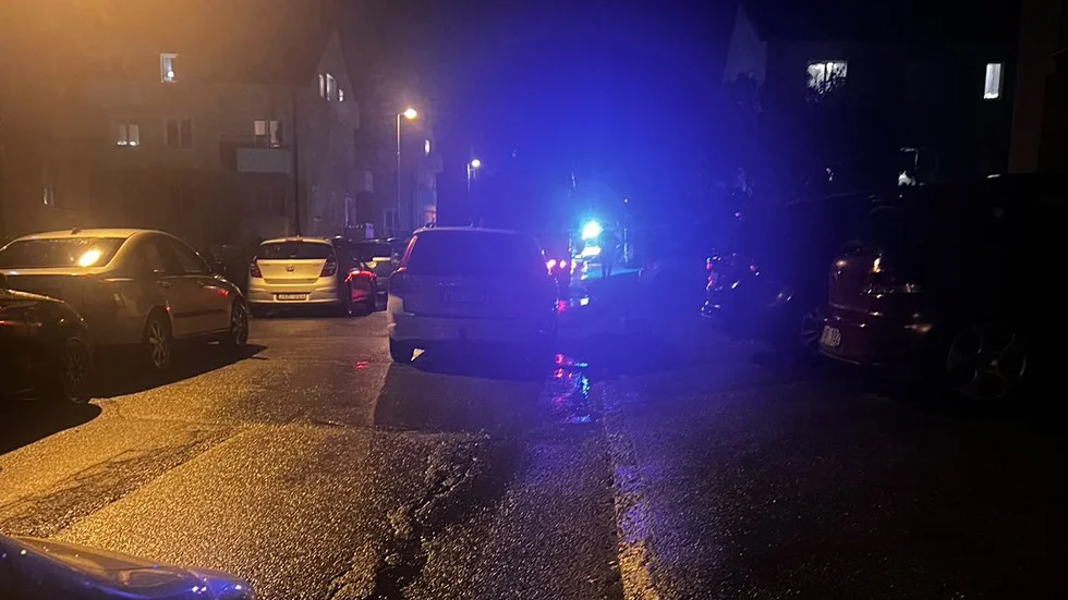 Brinnande belysning i en lägenhet orsakade räddningspådrag i Mjölby på fredagskvällen. Men de boende kunde släcka själva och kastade ut armaturen på balkongen.
