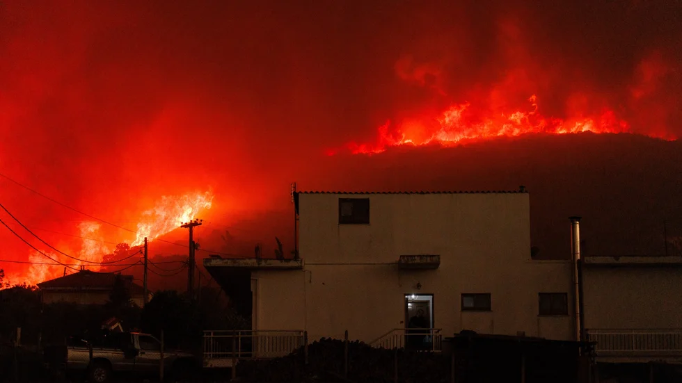 En skogsbrand utanför Alexandroupolis i nordöstra Grekland, bild från måndagen.