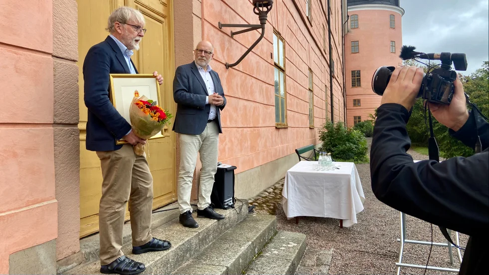 Diplom, blommor och äran. Professor Ulf Landegren (t v) är Årets hedersupplänning. Landshövding Stefan Attefall delade ut utmärkelsen på fredagen. 