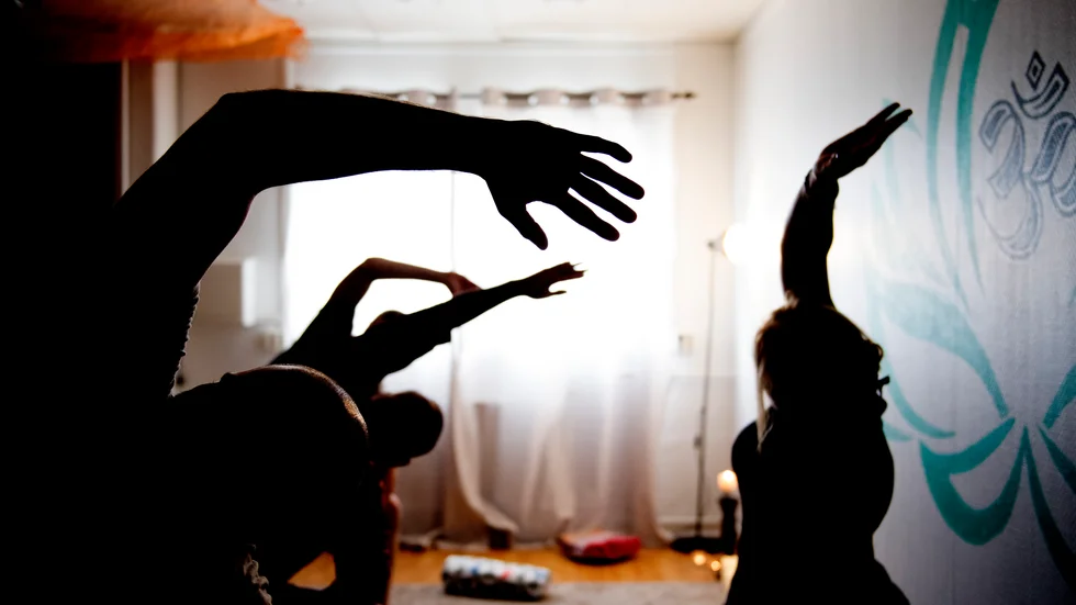Insändarskribenten vill se Livskunskap på schemat, baldn annt för att unga ska bli bättre på impulskontroll. Här bild från Beata Szewczuks yogaklass på Norrtäljeanstalten. De intagnas psykiska hälsa, sömn och impulskontroll sägs förbättras med hjälp av yogaträningen.