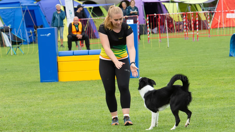 Enya Habel har länge haft en dröm om att arrangera en större tävling i Luleå. Här är hon med sin hund Zane, en tvåårig border collie. 