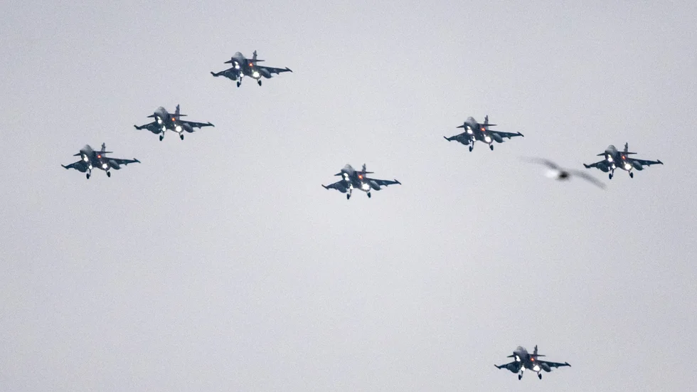 Sju stycken JAS 39 Gripen och en fiskmås över Malmö.
