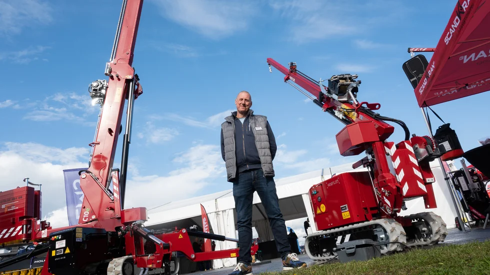 Richard Beiron är här och marknadsför små mobilkranar. 