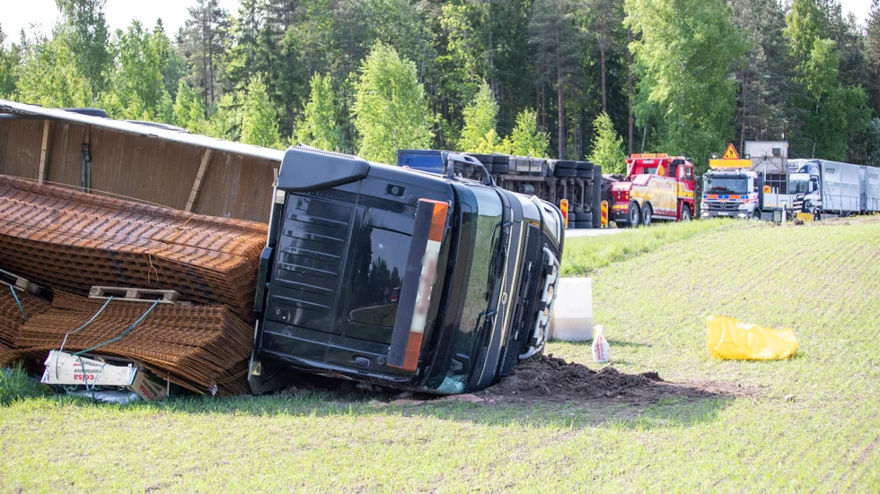 Lastbilsolycka och utspridd last i höjd med Nydalen i våras. Nu får det olycksdrabbade rv 50-avsnittet norr om Motala byggas om.