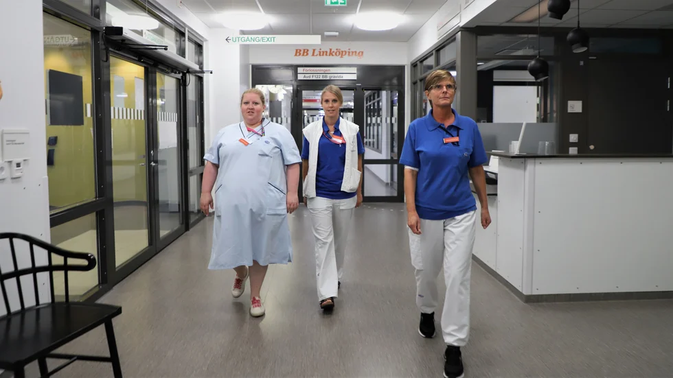 Det är en utmaning, men den är inte unik för sommaren, skriver ledningsgruppen bestående av Karin Ebbesson, Karin Emtfors och Ann Wikh, om läget på förlossningen under denna sommar.