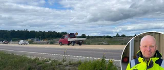Mysterium med flera ton ärtor över vägbana på Lövåsen