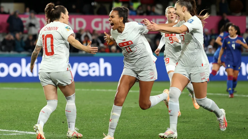 Ramona Bachmann, till vänster, firar tillsammans med sina lagkamrater efter att ha gjort 1–0 mot Filippinerna.