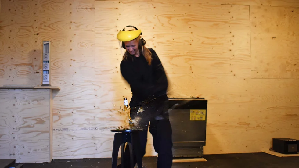 Norrans reporter Akvelina Bergsten fick prova på Smash Room. "Det var kul, men känns ovant att slå sönder saker. Jag tror man måste vänja sig vid tanken att det faktiskt är okej här".