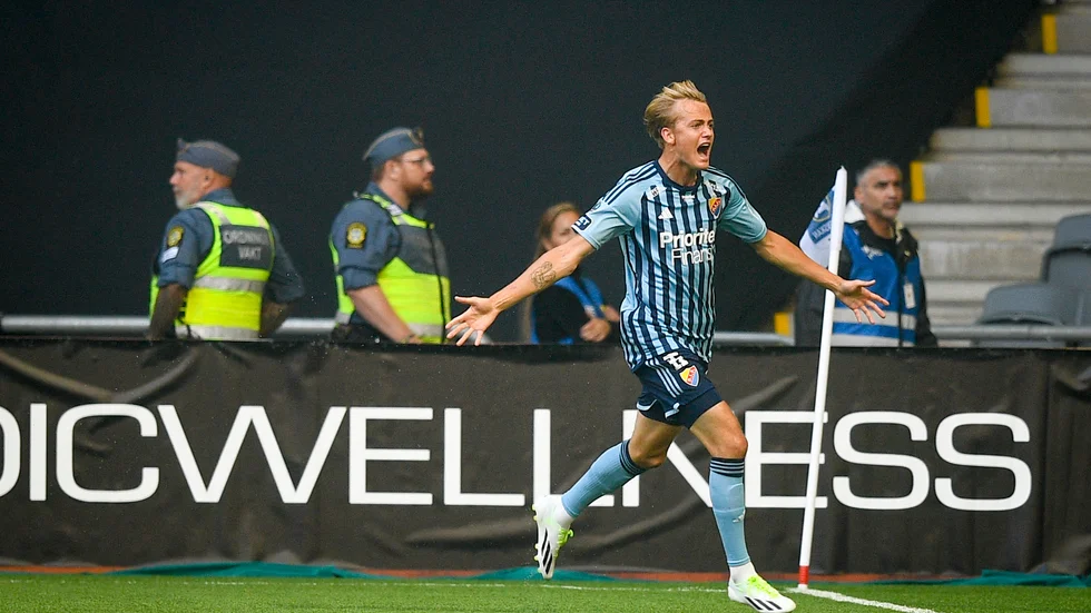 Djurgårdens Oskar Fallenius firar sitt allra första allsvenska mål, mot Malmö FF.