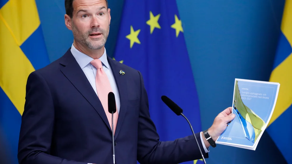 Bistånds- och utrikeshandelsminister Johan Forssell (M) presenterar regeringens strategi för Ukrainas uppbyggnad.