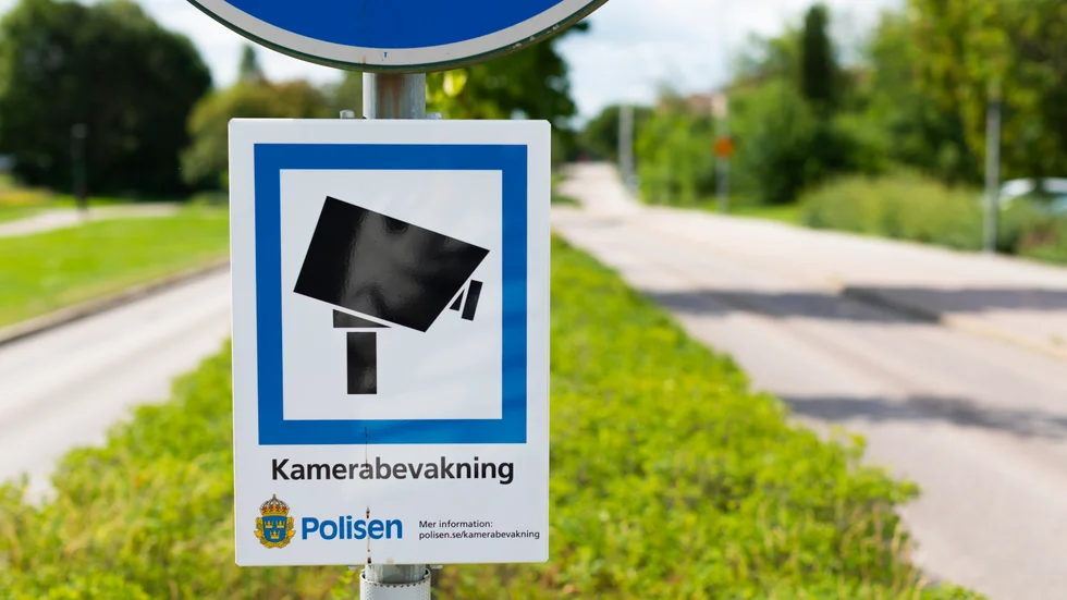"Lillsidan är ett aktuellt område, och det är väl där allmänheten sett skyltarna", säger Lena Söderberg, polisinspektör på Enköpingspolisen. Både drönare och fasta kameror kommer användas.