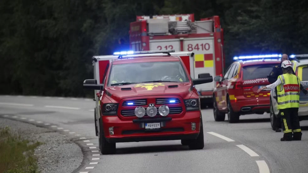 Räddningstjänsten och en ambulanshelikopter har larmats ut.