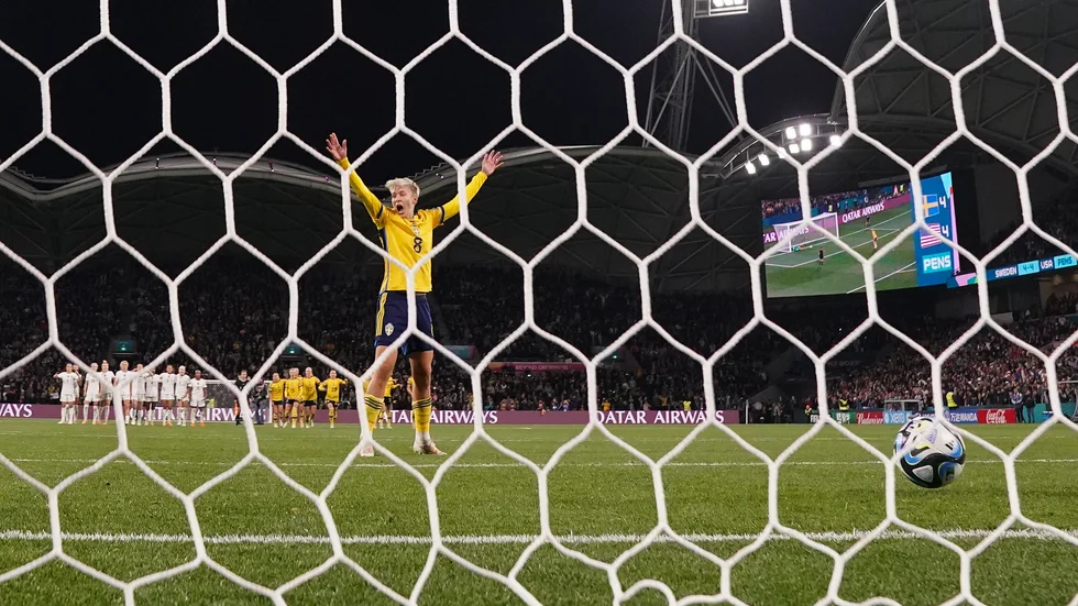 Här ser vi Lina Hurtig efter sitt avgörande straffmål mot USA i söndags. På fredag är det dags igen. På fredag är det kvartfinal mot Japan. Den matchen kan ses på kommunal storbildskärm. 
