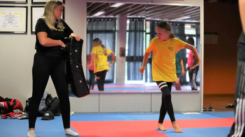 Ida Pettersson gör sig redo för en karatespark. Karate var en av 20 idrotter som  deltagarna i Sportis Camp fick testa på.