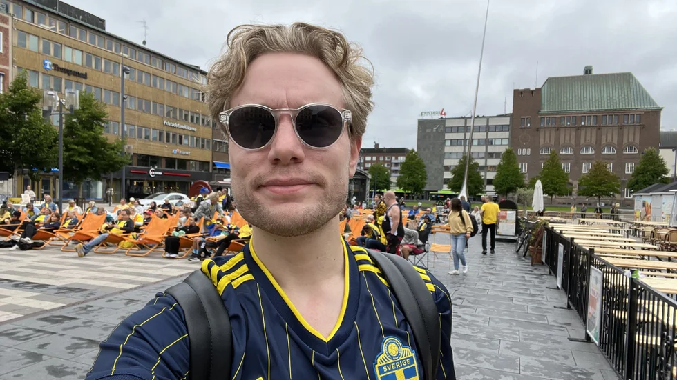 Lukas Abrahamsson rapporterade live från storbildsskärmen på Fristadstorget.