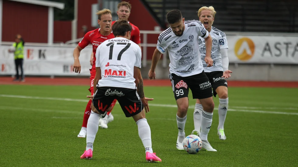 Motala AIF:s nye forward Majkel Bagir, nummer 99, ställs på lördagen mot sitt gamla lag Stocksund i norrettan.
