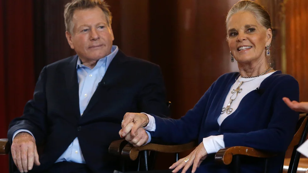 "Love Story"-skådespelaren Ryan O'Neal har avlidit, 82 år gammal. Här tillsammans med sin medspelare Ali MacGraw 45 år efter att filmen släpptes. Arkivbild.