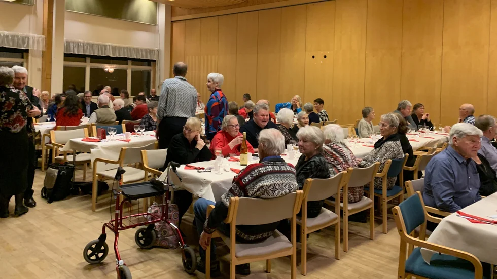 Många medlemmar kom till Arjeplogs PRO medlemsmöte som avslutades med julmiddag och dans.