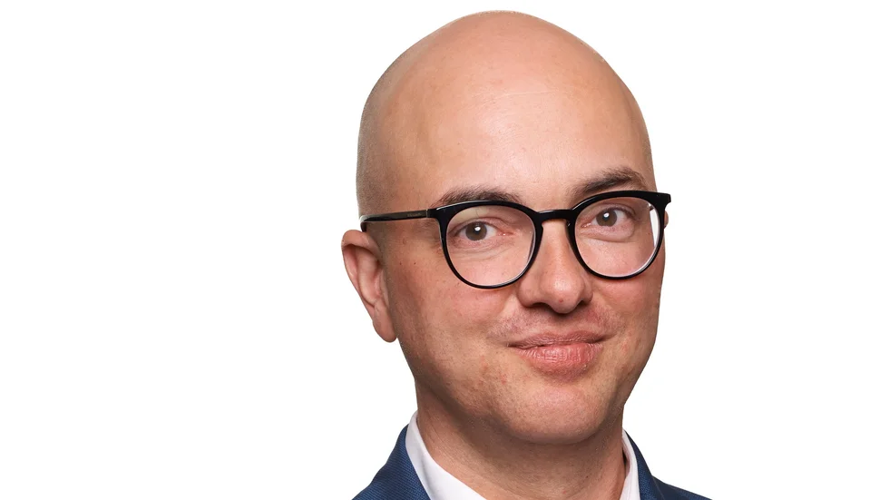 Räntan får gärna vara en bra bit över nollan, men då är det viktigt att finanspolitiken stöttar upp enligt Torbjörn Hållö, ekonom på LO. Pressbild.