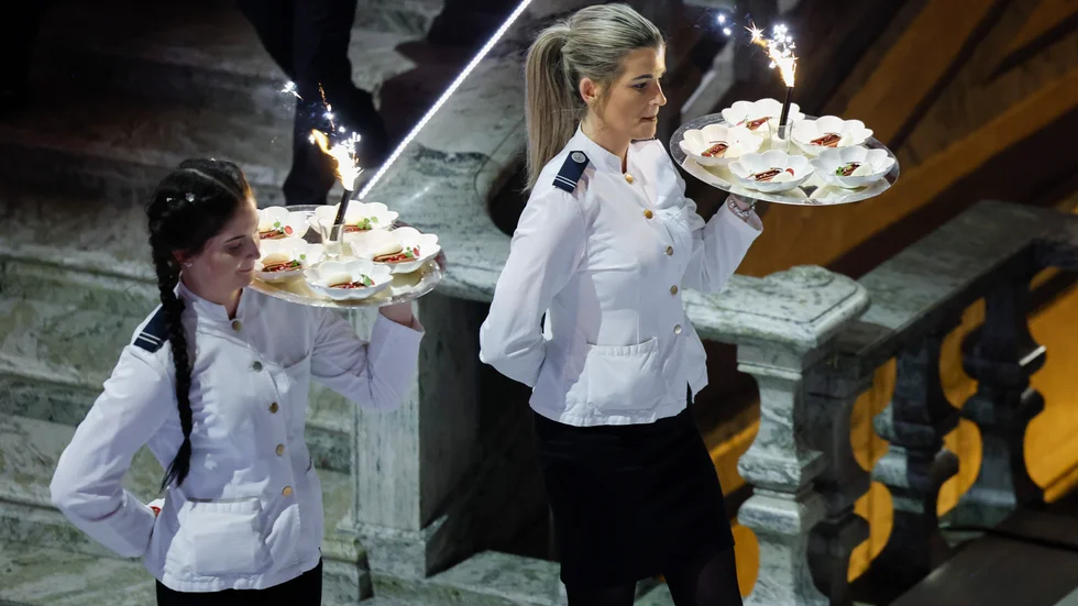 Här serveras efterrätten på Nobelbanketten – "en lättälskad chokladdessert upphöjd till ett konstverk" enligt matskribenten Lisa Förare Winbladh.