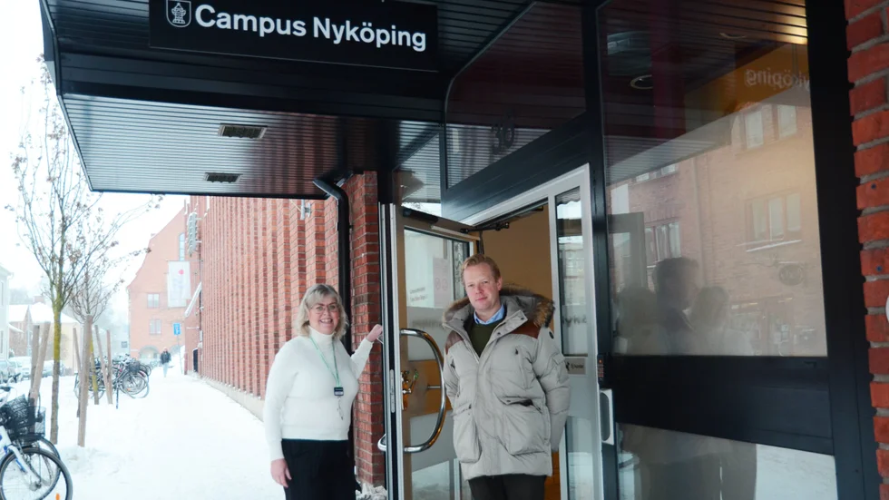 Fia Lundgren, projektledare för Second Chance School, och Johan Wachtmeister (M), ordförande i kompetens- och arbetsmarknadsnämnden.