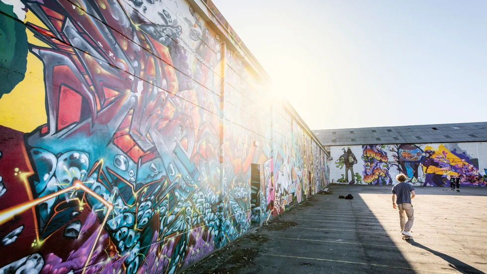
Gamla rivna industrilokaler har förvandlats till en graffitihangar i Sofielund, Malmö.