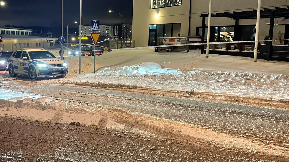 Polisen bevakar avspärrningarna under kvällen, men det är lugnt på platsen. 